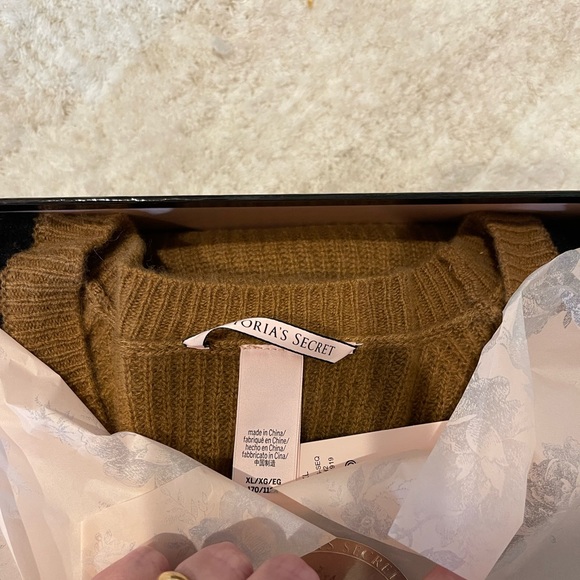 VICTORIA'S SECRET Luxury Butterscotch Cashmere Short & Sweater gift Set - Picture 10 of 13
